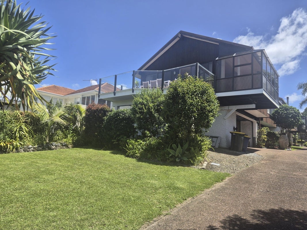 2/21 Peter Terrace, Castor Bay, Auckland - Carousel 1