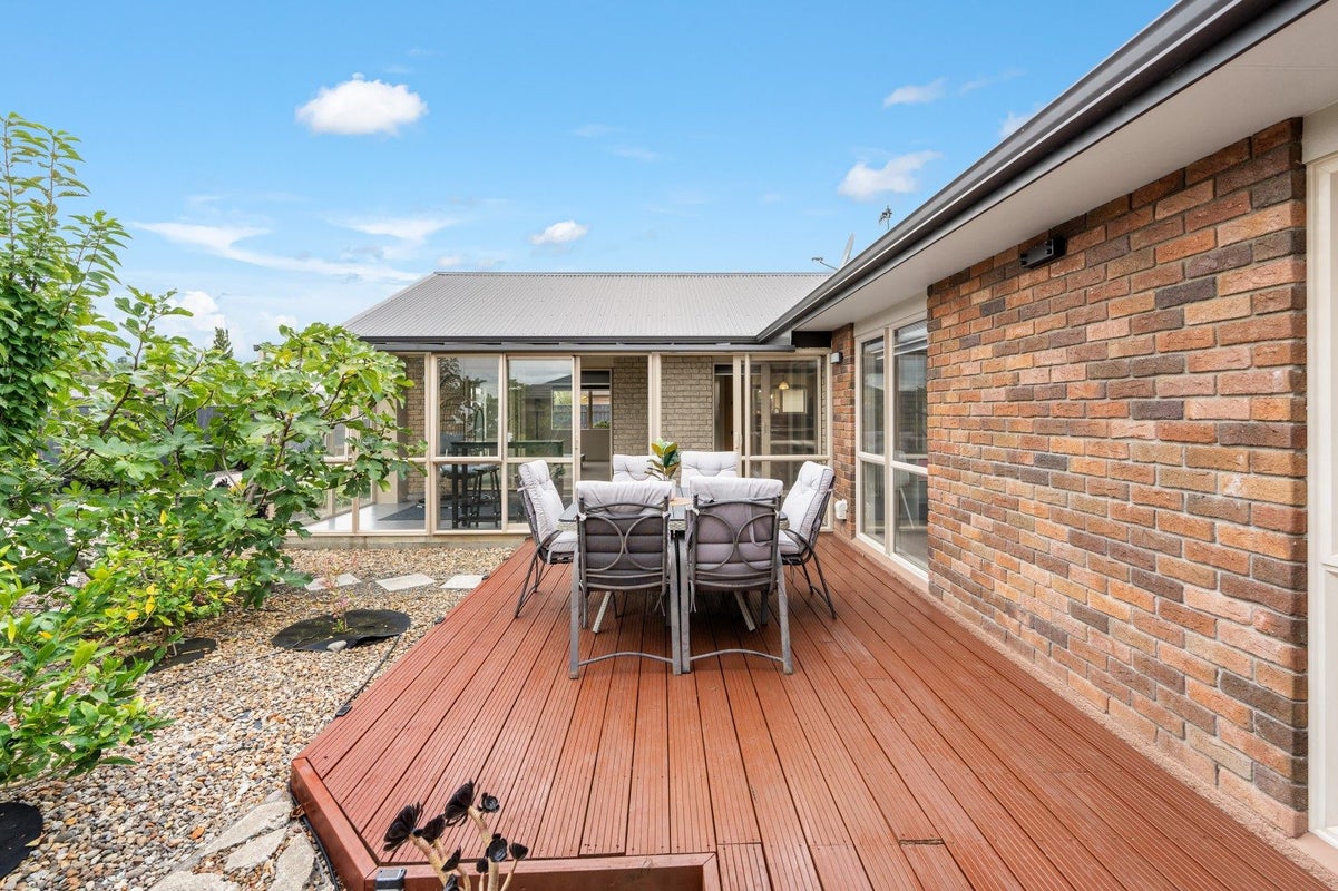 11 Chestnut Close, Kelvin Grove, Palmerston North - Carousel 20