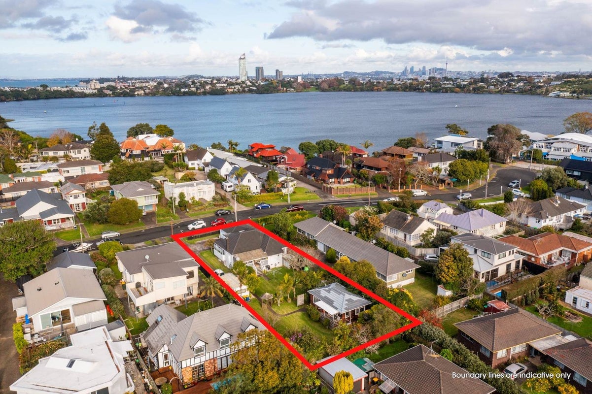 11 Otakau Road, Milford, Auckland - Carousel 1