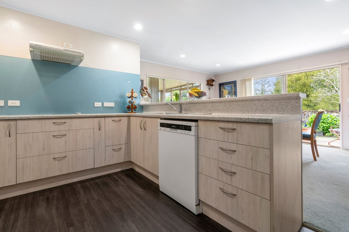8 Welcome Place, Henderson, Auckland - Carousel 2