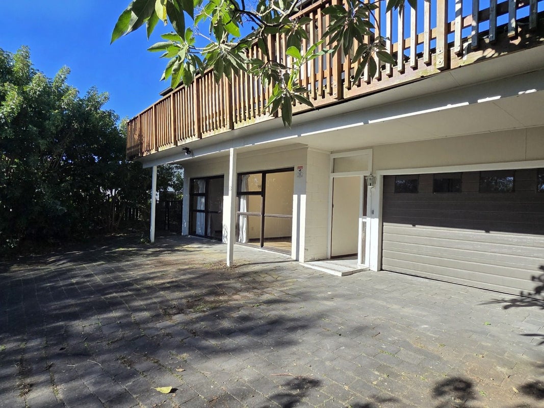 13 Charles Dickens Drive, Mellons Bay, Auckland - Carousel 2