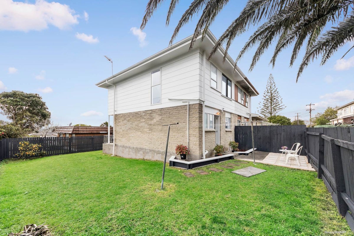 4/92 Lynwood Road, New Lynn, Auckland - Carousel 1