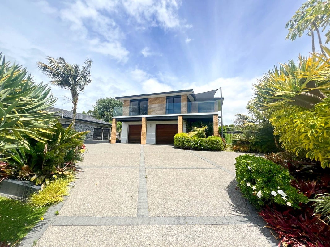 34 Charles Dickens Drive, Mellons Bay, Auckland - Carousel 1