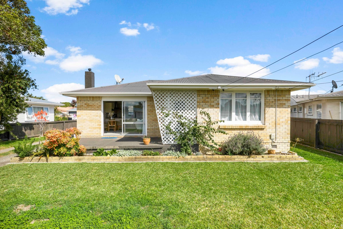 22 Jeanette Street, Glenview, Hamilton - Carousel 1