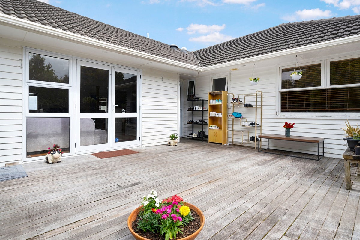 15 Tauhara Street, Green Bay, Auckland - Carousel 2