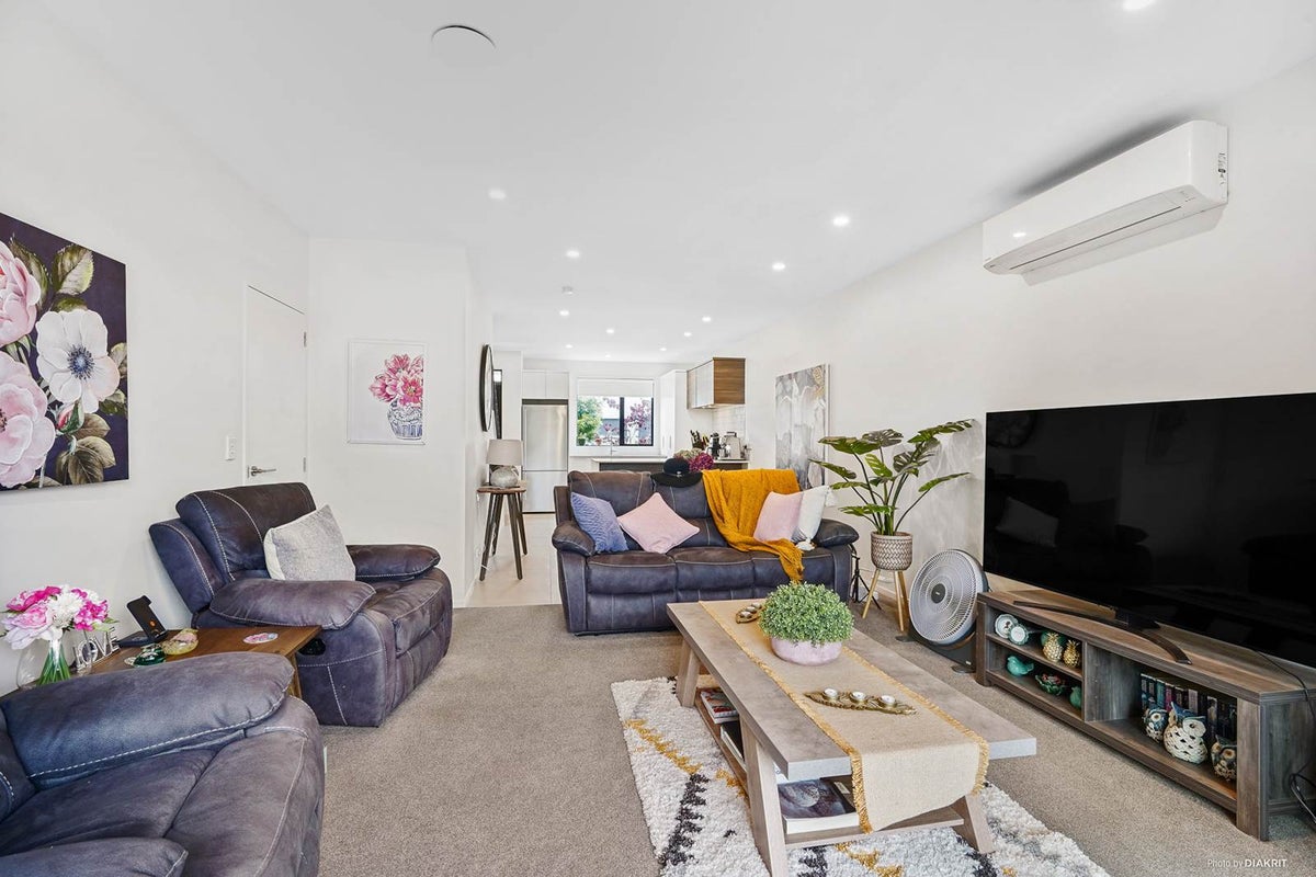 34 Whimbrel Road, Flat Bush, Auckland - Carousel 1