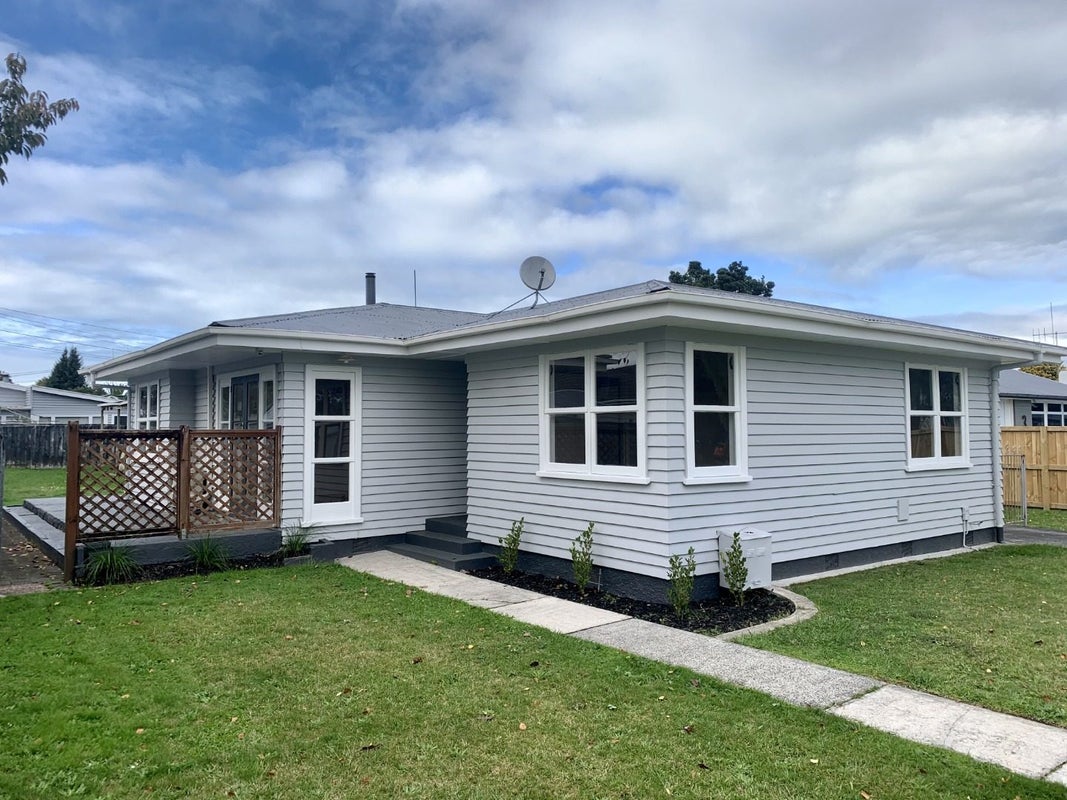 1 Saint Lukes Place, Bader, Hamilton - Carousel 1