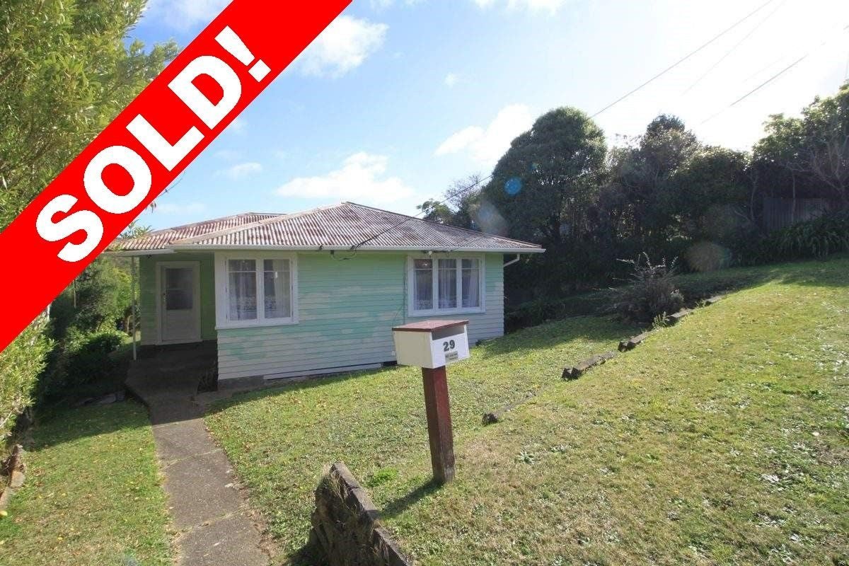 29 Lynda Avenue, Paparangi, Wellington - Carousel 1