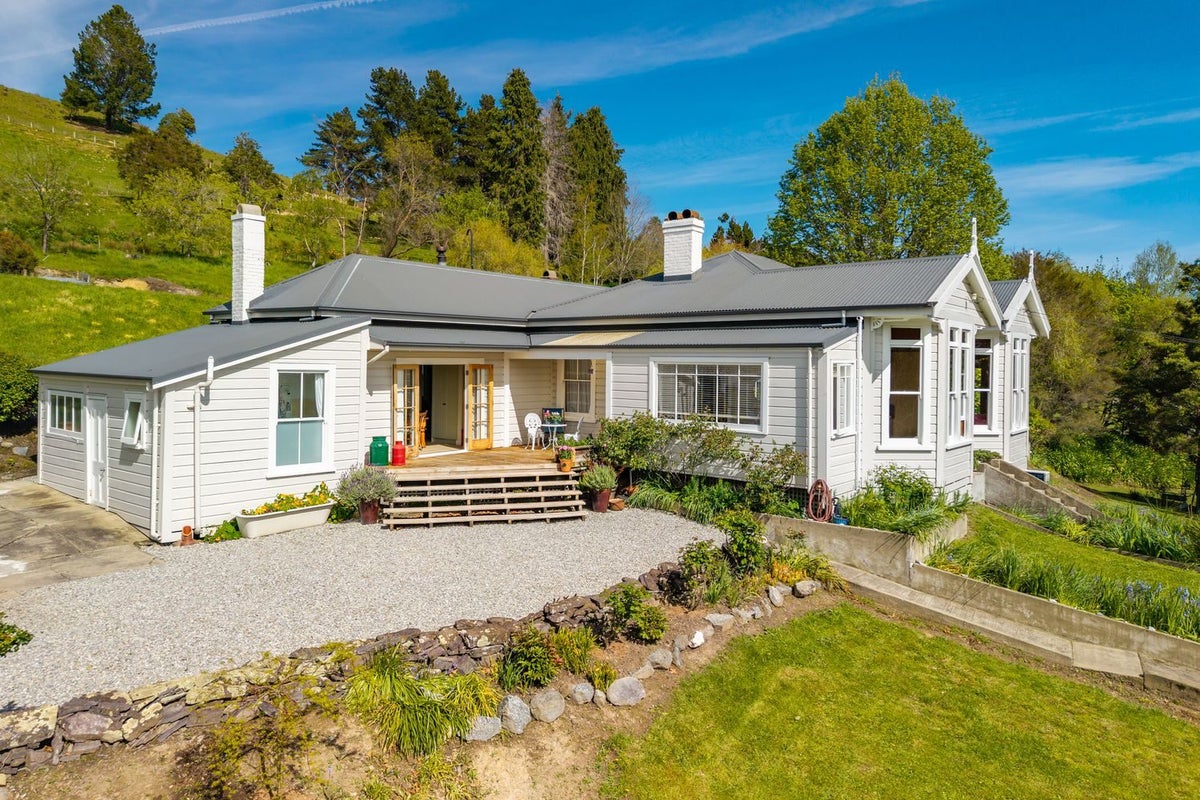 121 Pretty Bridge Valley Road, Belgrove, Wakefield - Carousel 1
