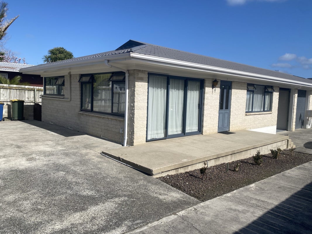 1/114 Te Atatu Road, Te Atatu South, Auckland - Carousel 1