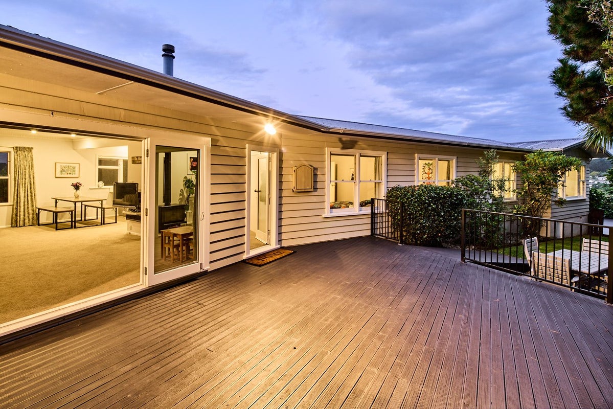 13 Saint Edmund Crescent, Tawa, Wellington - Carousel 1