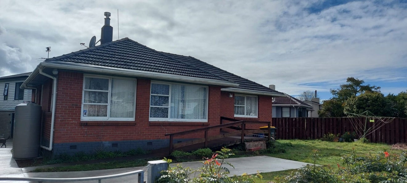 30 La Rosa Street, Green Bay, Auckland - Carousel 1