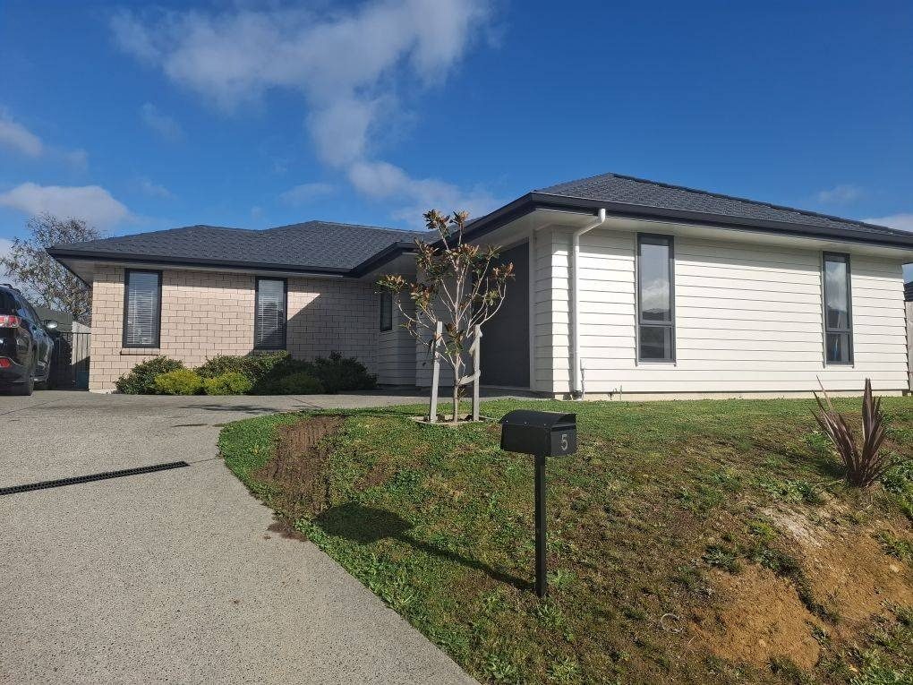 5 Rewarewa Way, Timberlea, Upper Hutt - Carousel 1