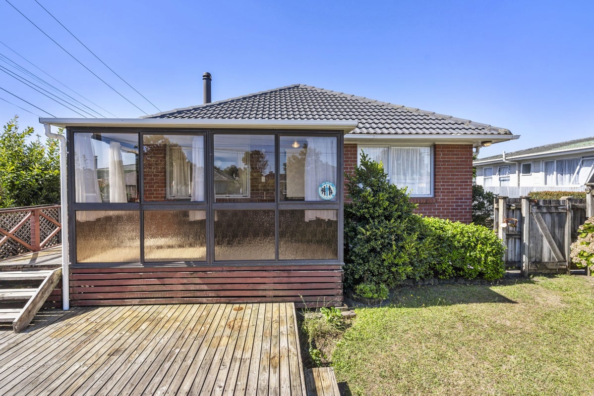 2/9 Albert Road, Kelston, Auckland - Carousel 1