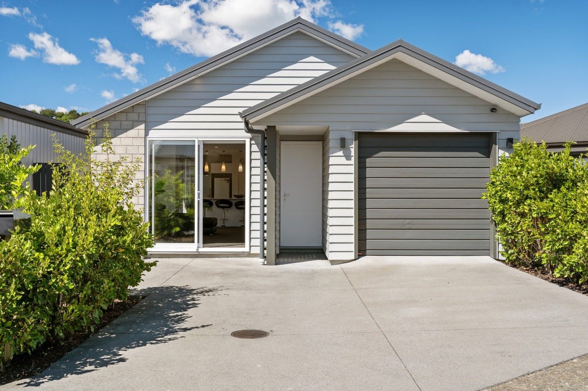 24 Foley Grove, Pyes Pa, Tauranga - Carousel 1