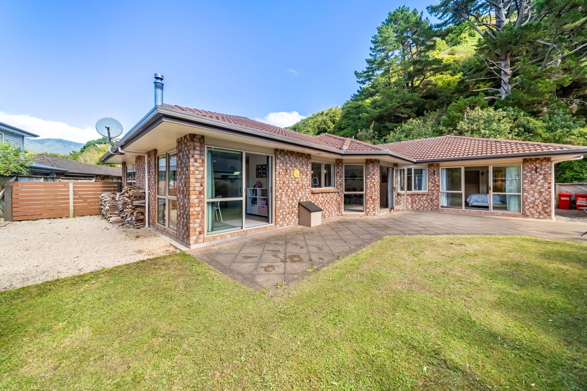 8 Beechwood Way, Te Marua, Upper Hutt - Carousel 1