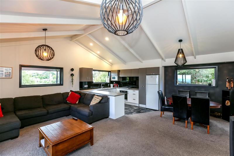 25 Darwin Crescent, Spotswood, New Plymouth - Carousel 2