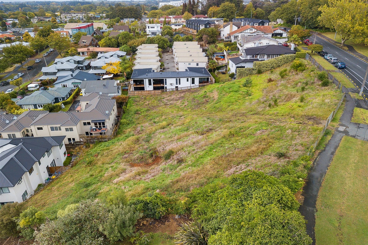 7 Ruakiwi Road, Hamilton Lake, Hamilton - Carousel 14