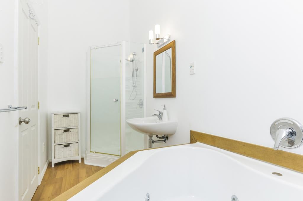 25 Raroa Terrace, Waiatarua, Auckland - Carousel 9