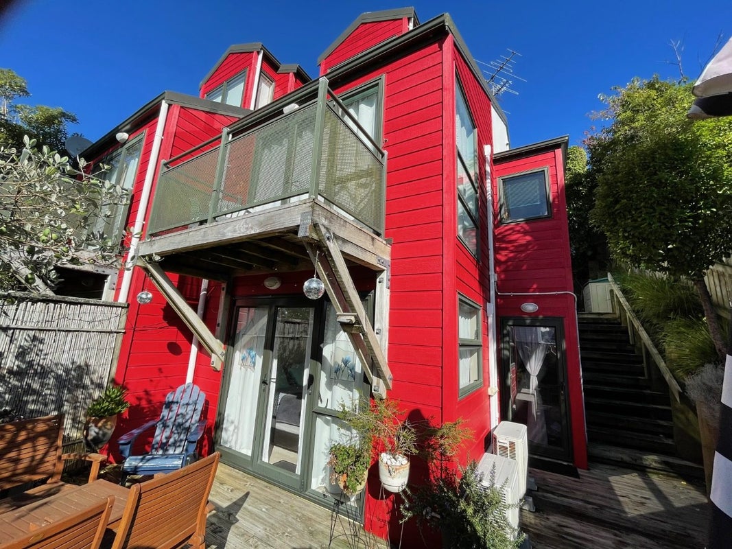 2 Donald Crescent, Karori, Wellington - Carousel 1