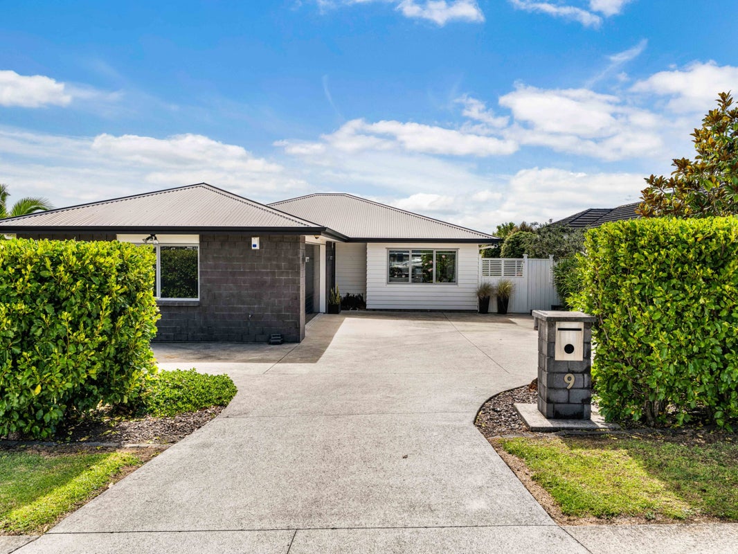 9 Artists Avenue, Beachlands, Auckland - Carousel 1