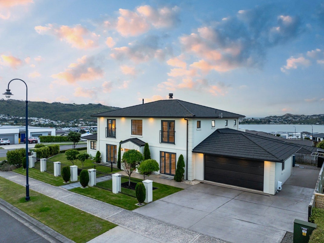 88 Queen Charlotte Drive, Aotea, Porirua - Carousel 1