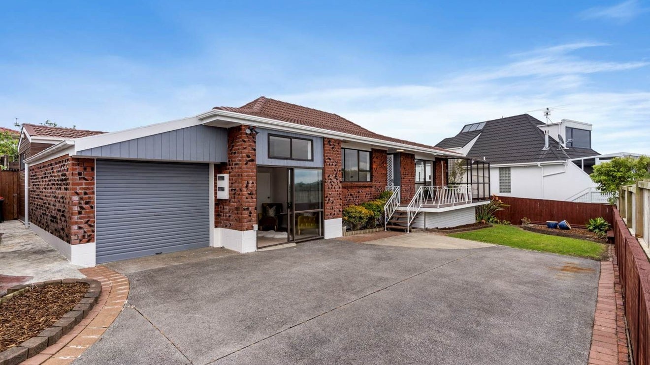 2/44 Cromdale Avenue, Highland Park, Auckland - Carousel 1