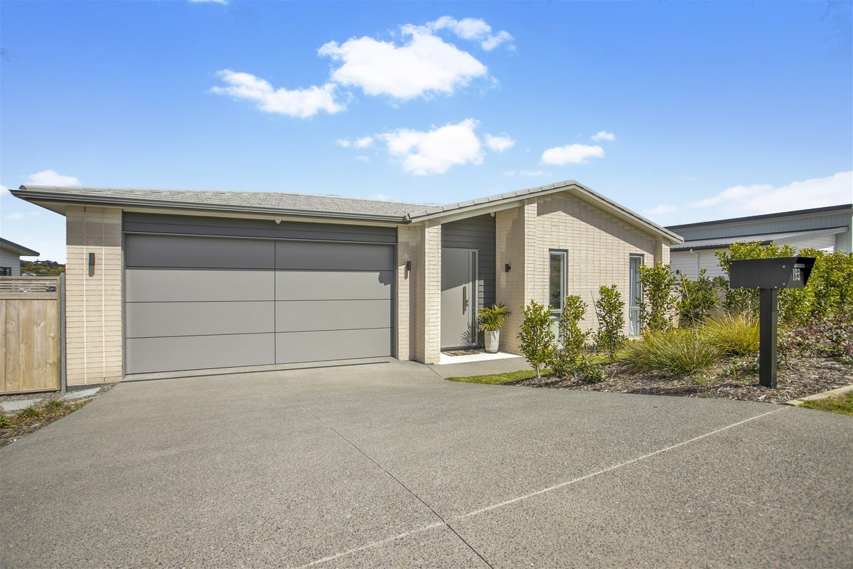 193 Ninth View Avenue, Beachlands, Auckland - Carousel 1