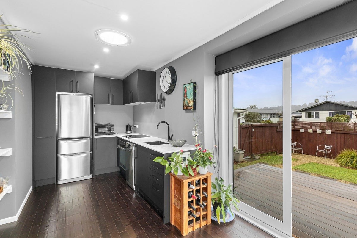 2/1 Harvard Grove, Totara Park, Upper Hutt - Carousel 2