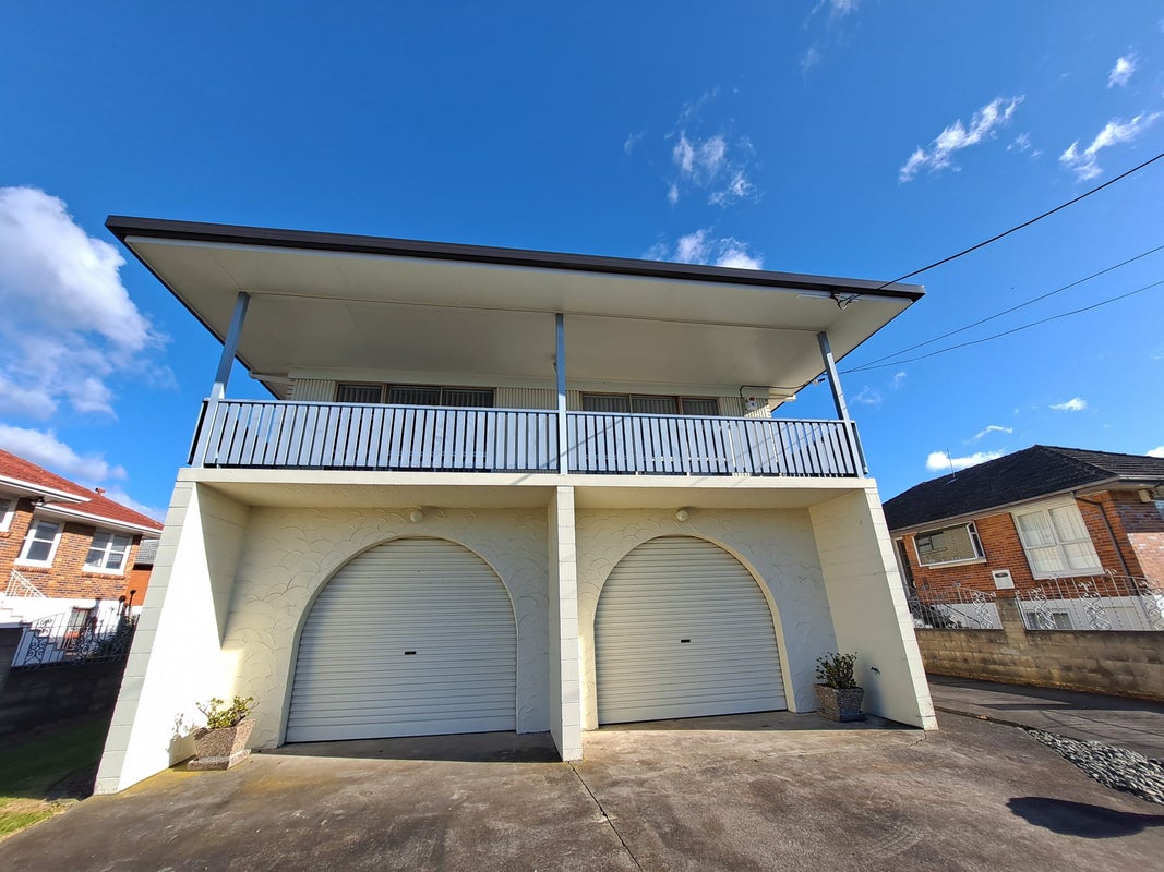 91 Royal View Road, Te Atatu South, Auckland - Carousel 1