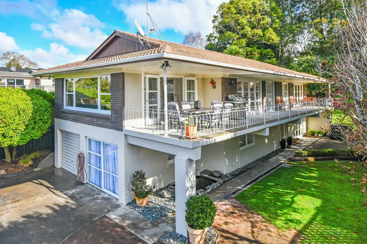 10 Kavanagh Place, Opaheke, Papakura - Carousel 2