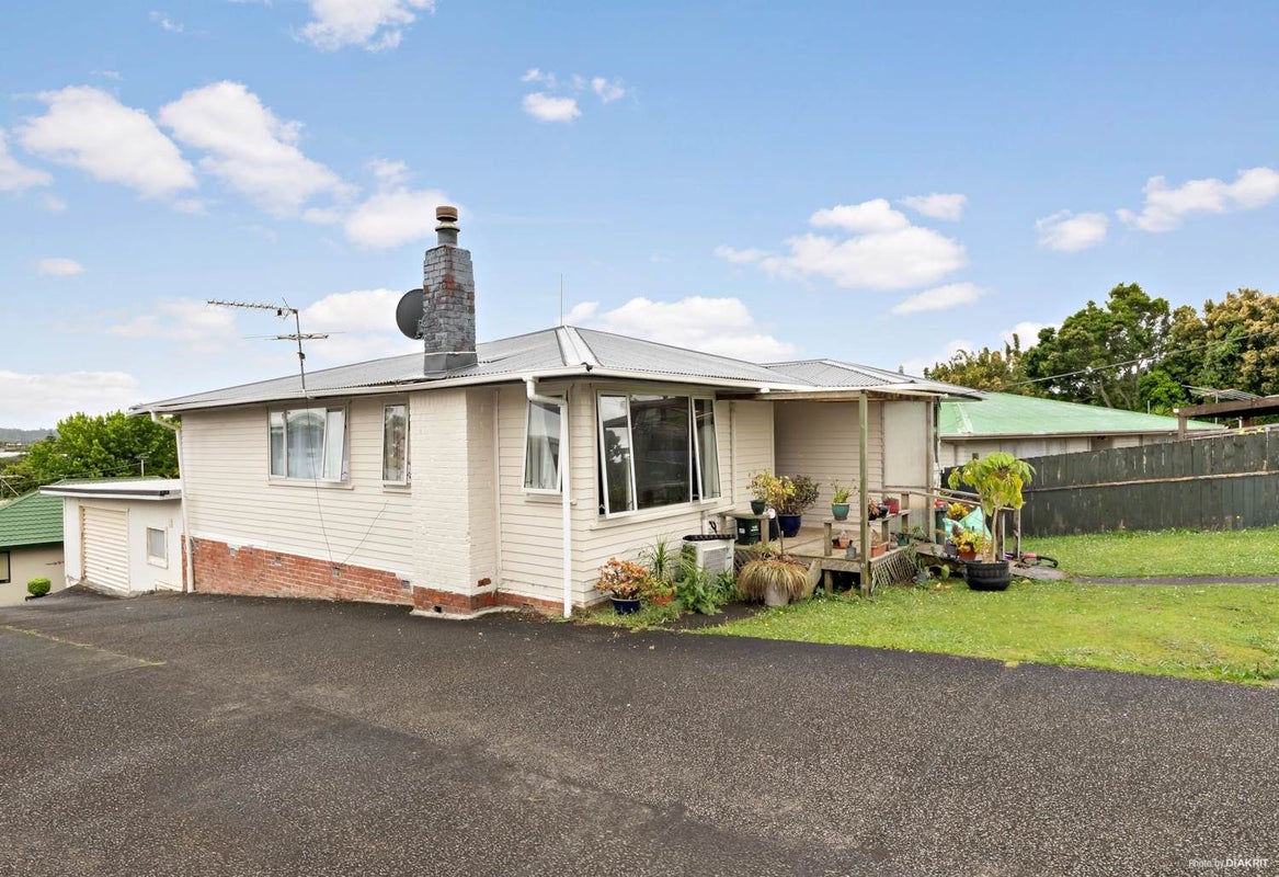 37 Amberley Avenue, Te Atatu South, Auckland - Carousel 1