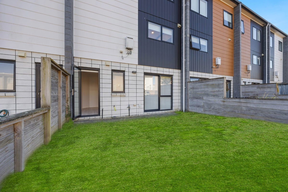 20 Meritage Lane, Te Atatu South, Auckland - Carousel 2