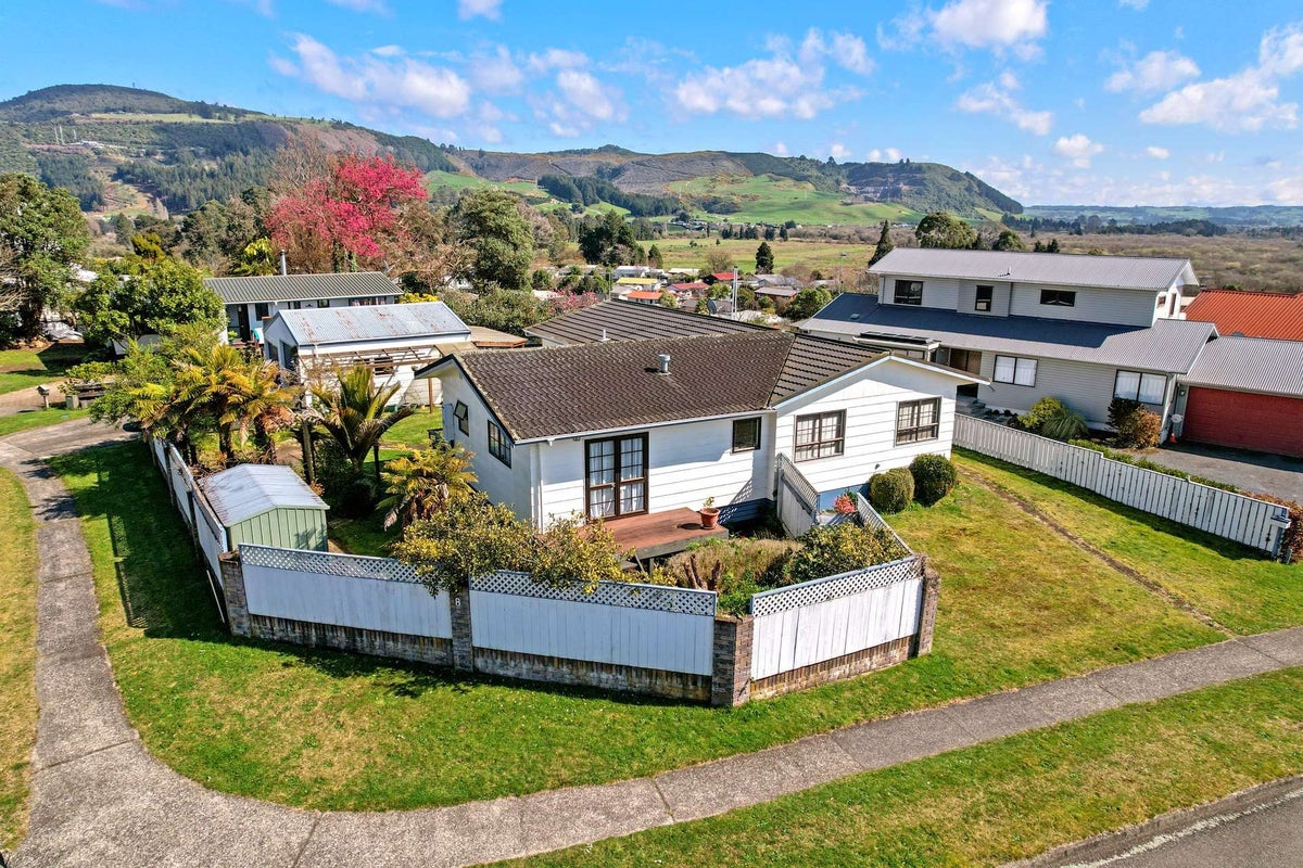 8 Aquarius Drive, Kawaha Point, Rotorua - Carousel 2