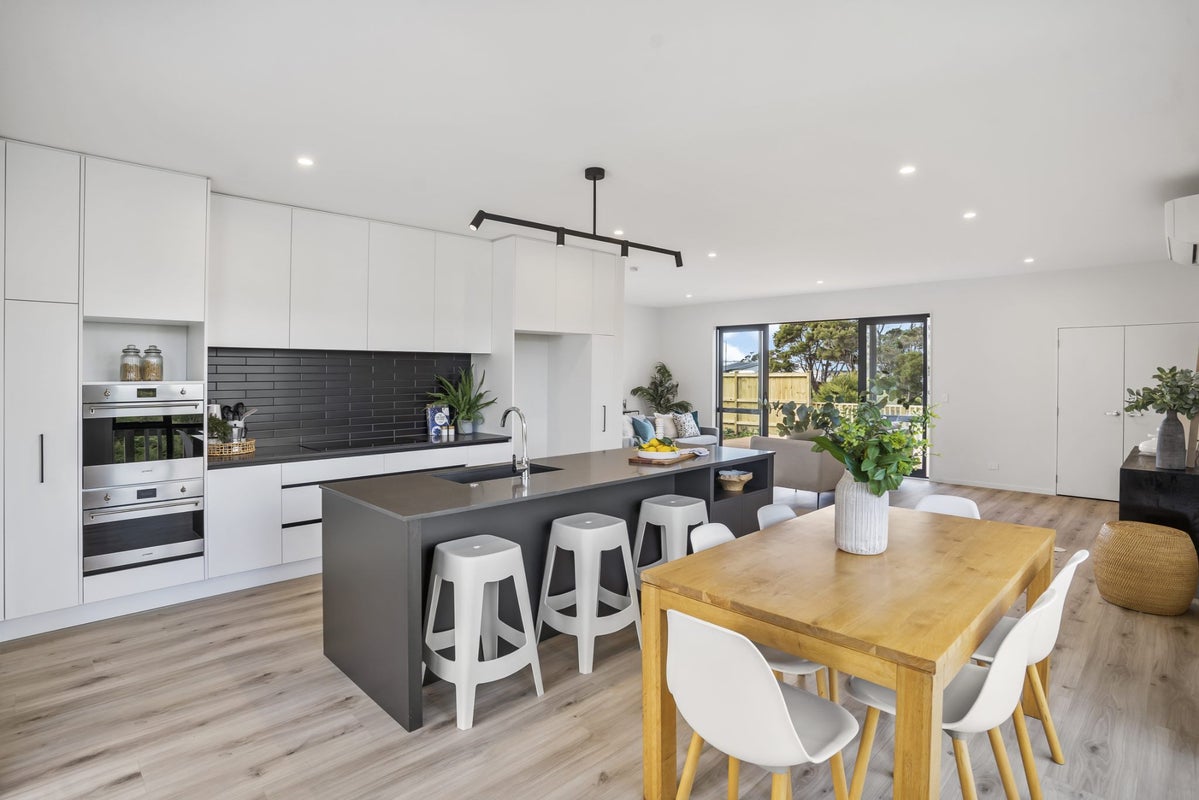 17 Cadwil Drive, Beachlands, Auckland - Carousel 2