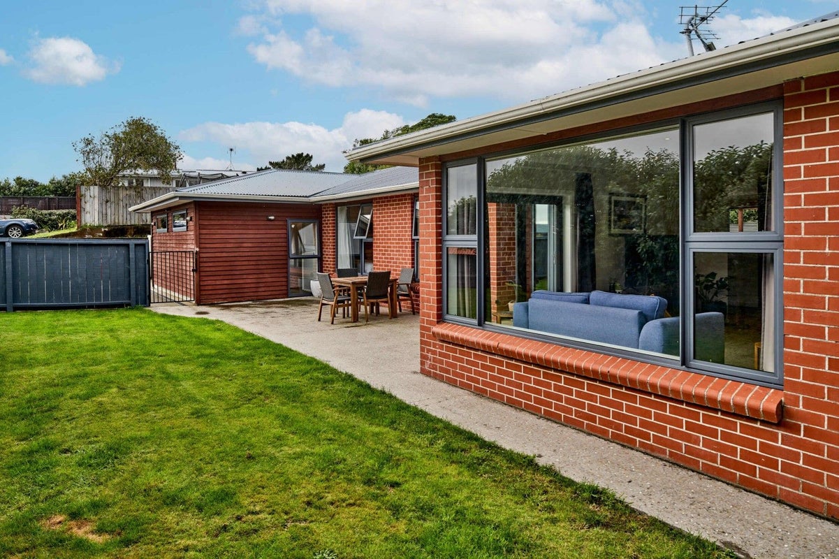 15 Tirowhanga Road, Paremata, Porirua - Carousel 1