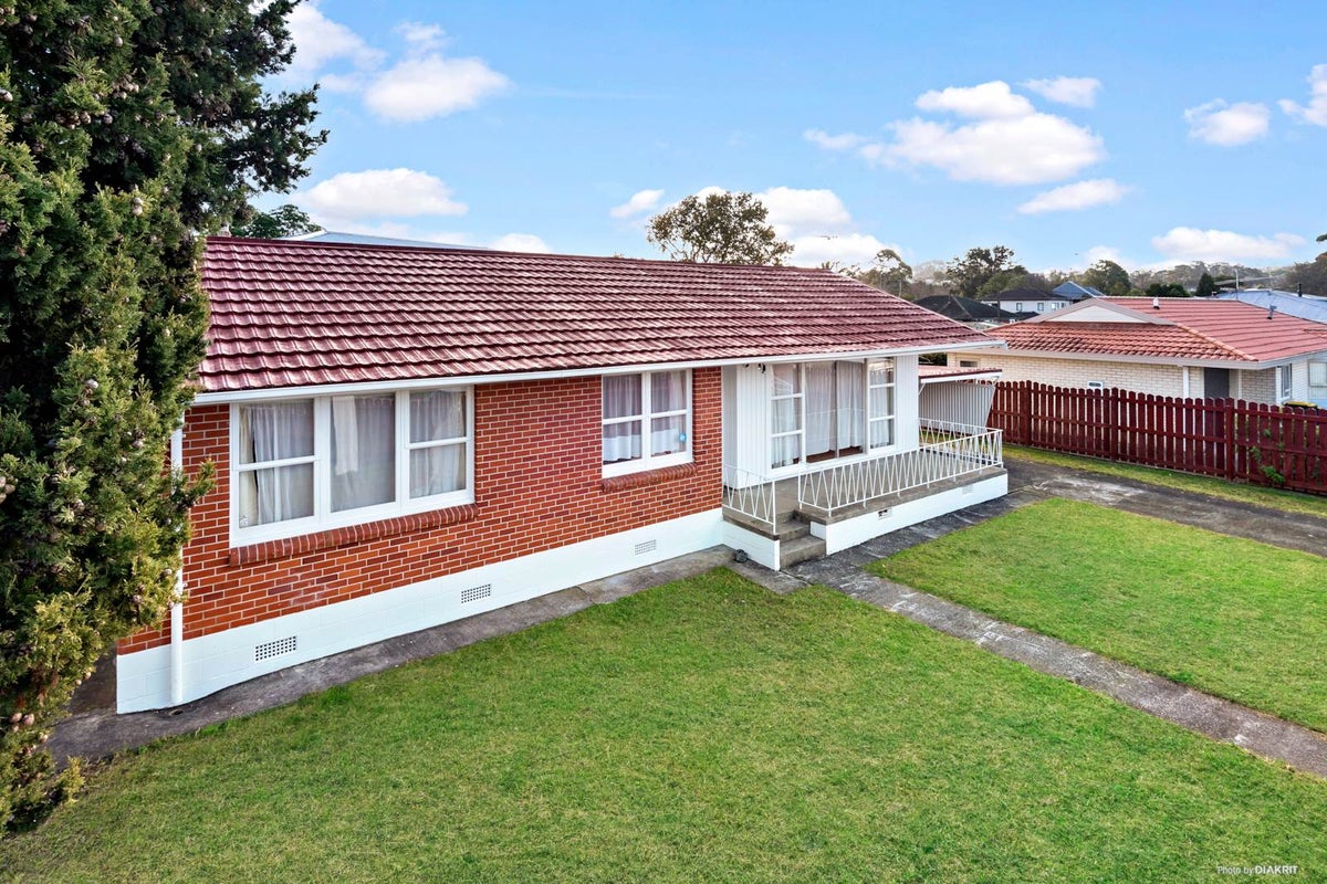 2 Ascot Avenue, Henderson, Auckland - Carousel 2
