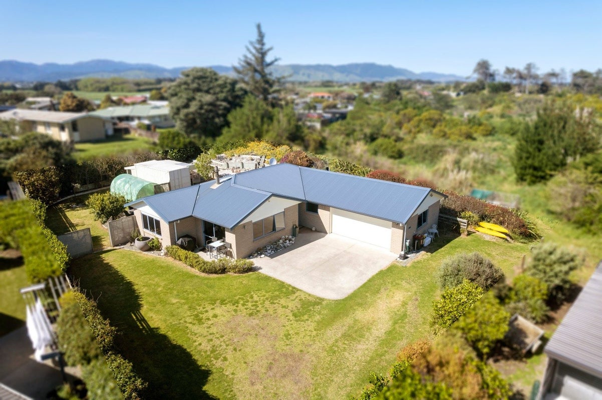 9 Byron Brown Place, Otaki Beach, Otaki - Carousel 1