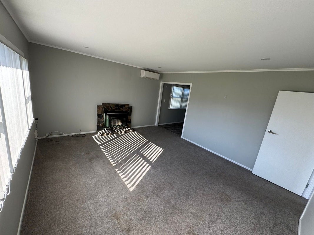 24 Stokes Avenue, Te Atatu Peninsula, Auckland - Carousel 2