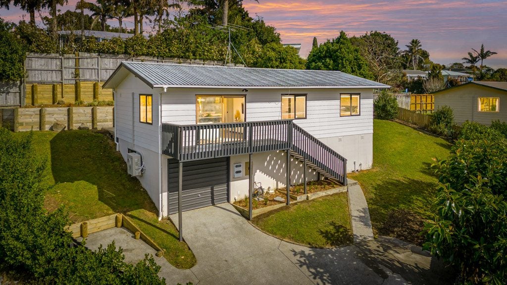 8 Garton Drive, Massey, Auckland - Carousel 1