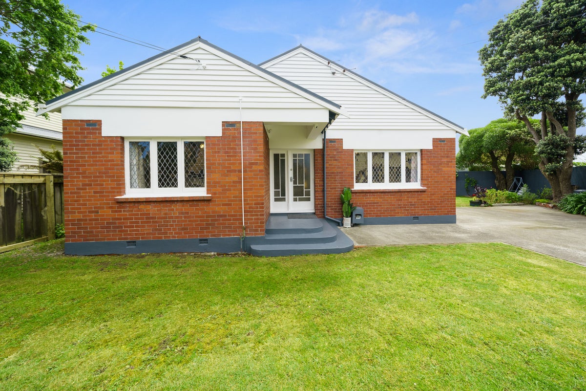 1 Nicholls Avenue, Petone, Lower Hutt - Carousel 20