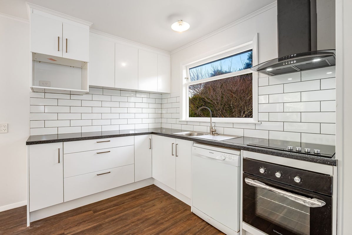 10 Anthony Street, Tawa, Wellington - Carousel 2