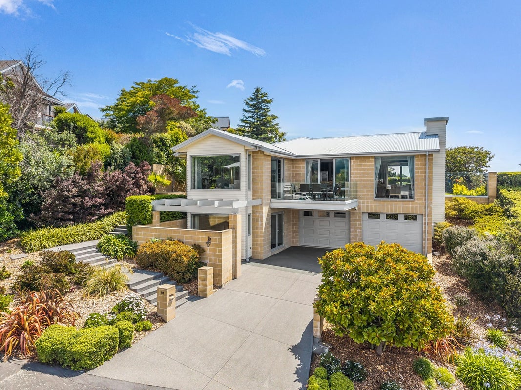 18 Ravensdale Rise, Westmorland, Christchurch - Carousel 1