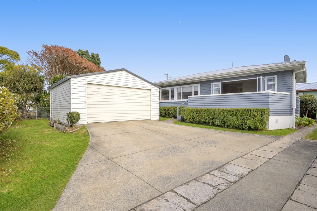 74 Queen Road, Bellevue, Tauranga, Bay Of Plenty - Carousel 1