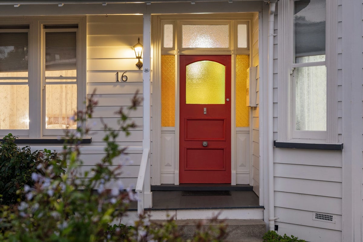 16 Mountain View Road, Morningside, Auckland - Carousel 2