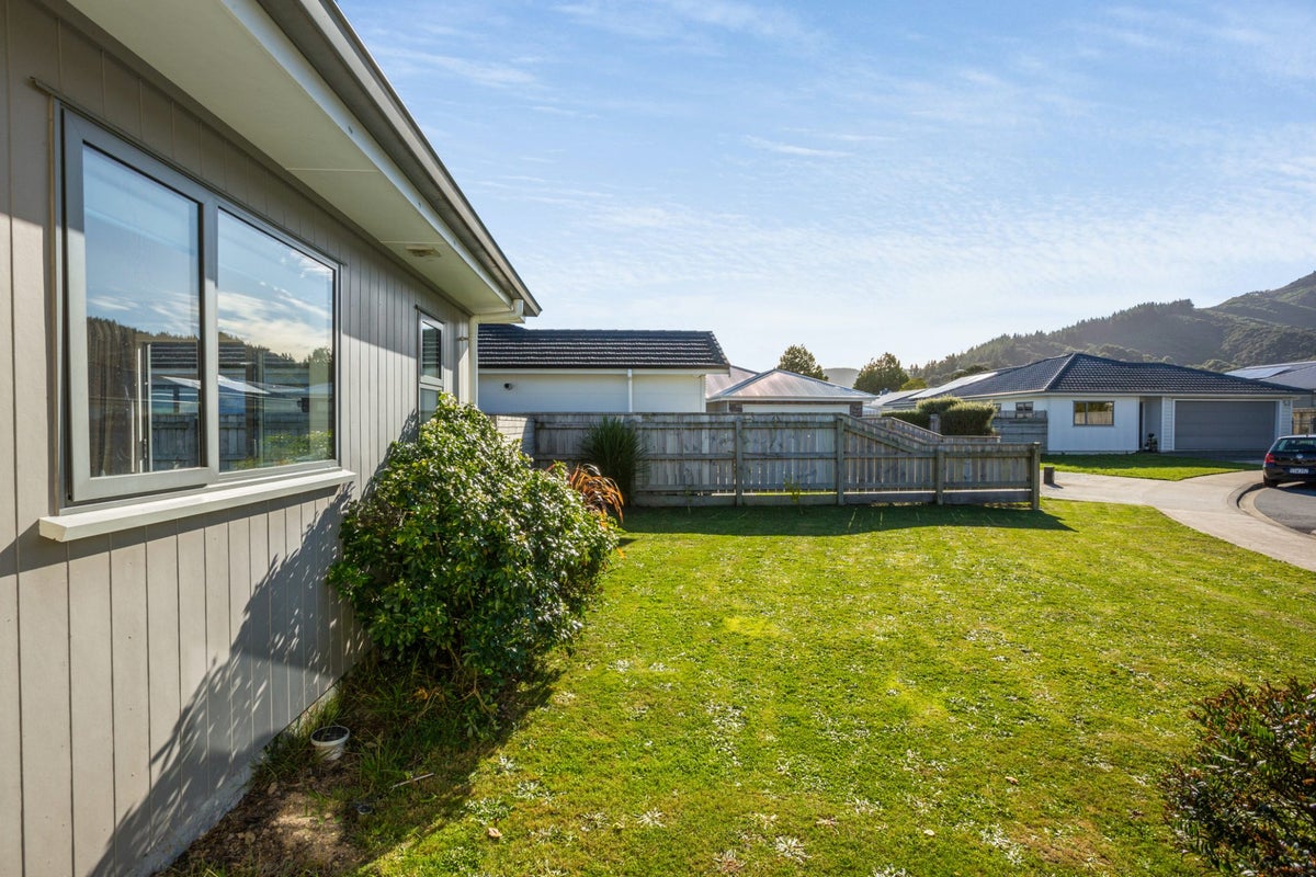 11 Henrietta Maxwell Grove, Wainuiomata, Lower Hutt - Carousel 21