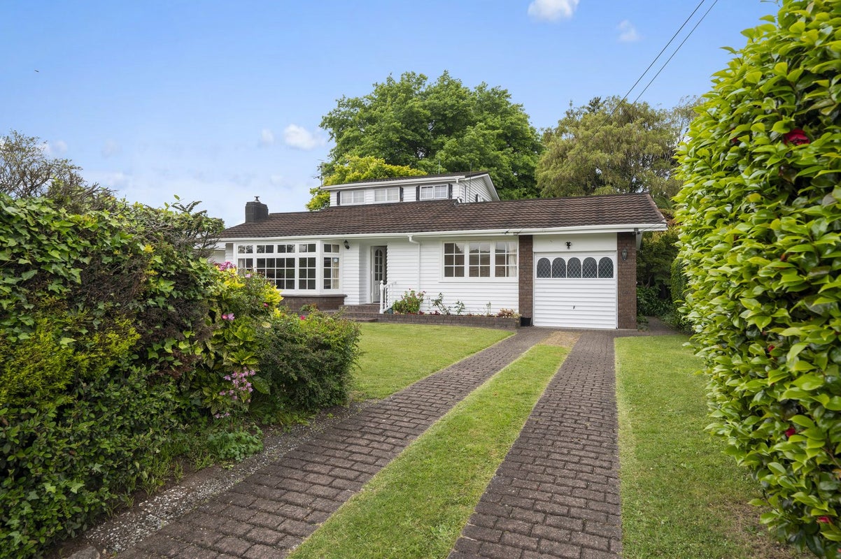 7 Amokura Street, Fairy Springs, Rotorua - Carousel 1