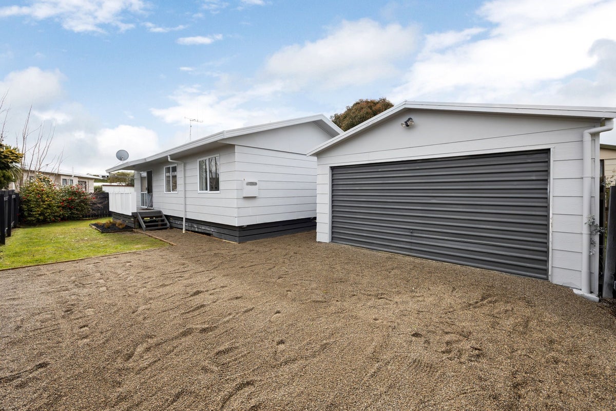 11A Lloyd Drive, Nawton, Hamilton - Carousel 1