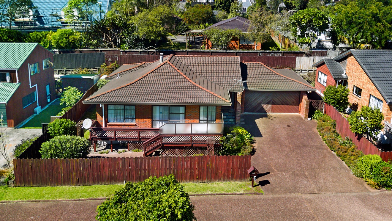 2/40 Taupiko Place, Green Bay, Auckland - Carousel 2