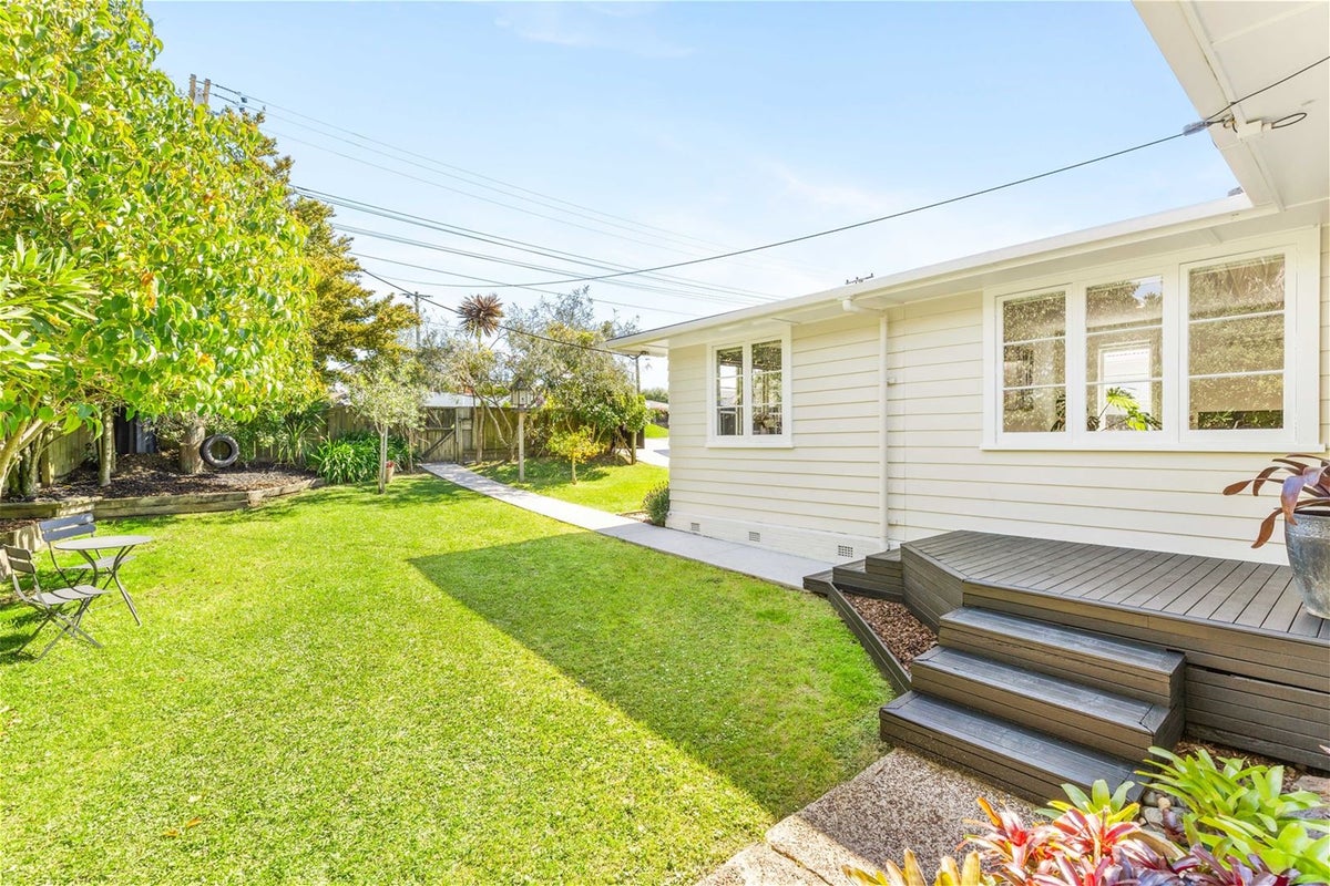 1/10 Neil Avenue, Te Atatū Peninsula, Auckland - Carousel 2
